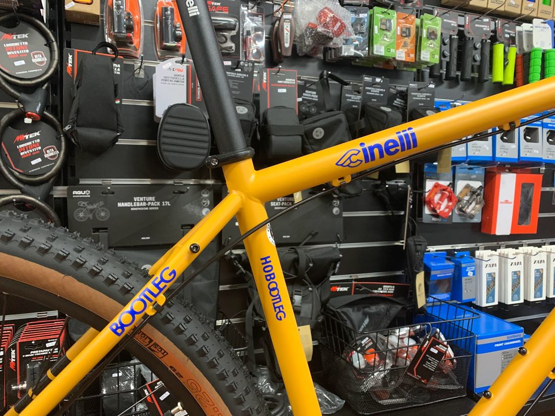 Dettaglio del telaio giallo con le scritte Cinelli e Hobootleg